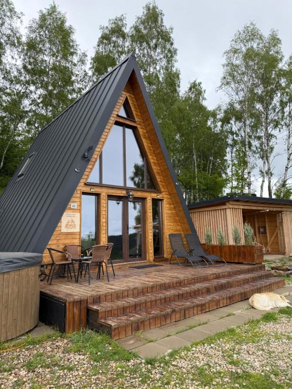 ein kleines Haus mit Satteldach in der Unterkunft Wildcabinpanoramic Marisel in Mărişel