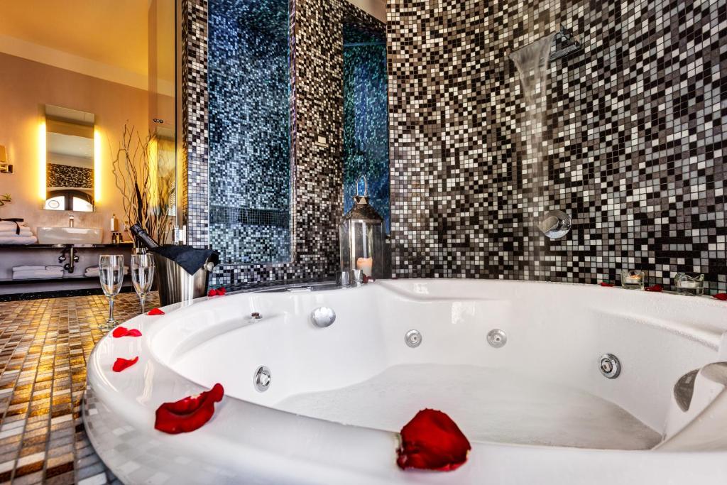A bathroom at Dharma Luxury Hotel