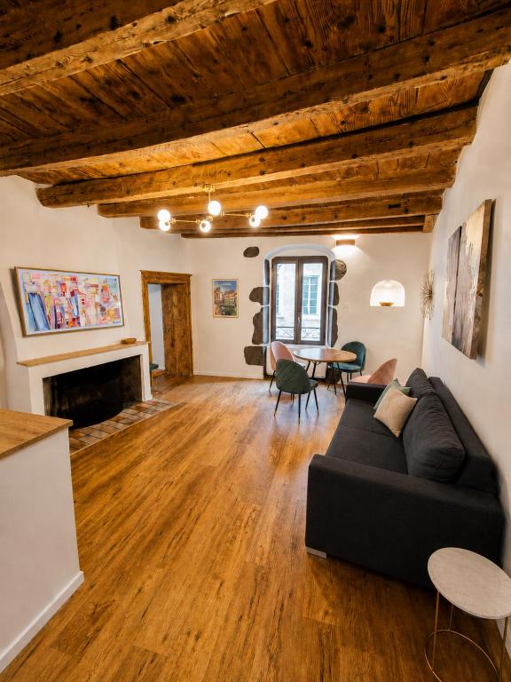 Elegant flat in old town, 2 mins walk to lake