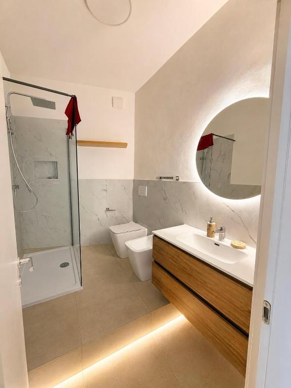 a bathroom with a sink and a shower and a toilet at Ostello moderno centro- cucina Wi-Fi in Livorno