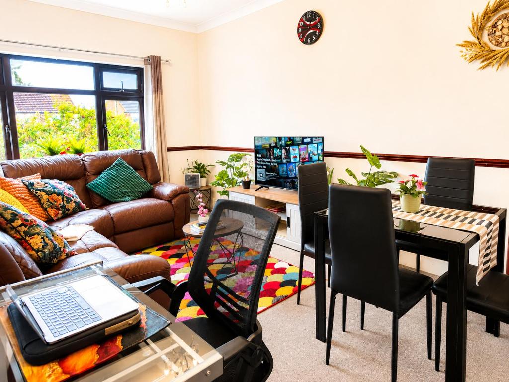 Sunny Beachside Apt with Free Parking - Housity