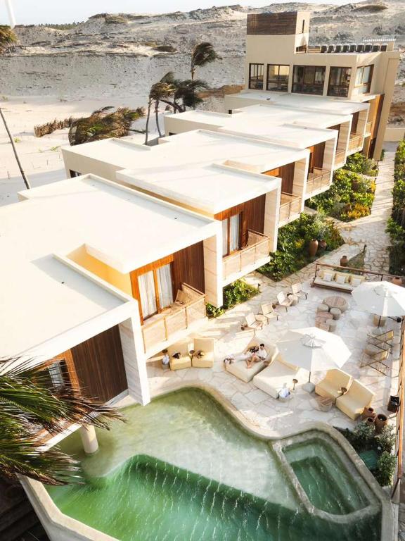 an aerial view of a resort with a swimming pool at Lahaina Hotel in Icaraí