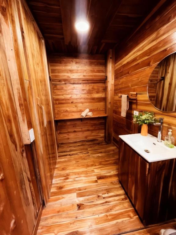 a bathroom with a wooden floor and a sink at Eco hotel oasis del mar in Cartagena de Indias