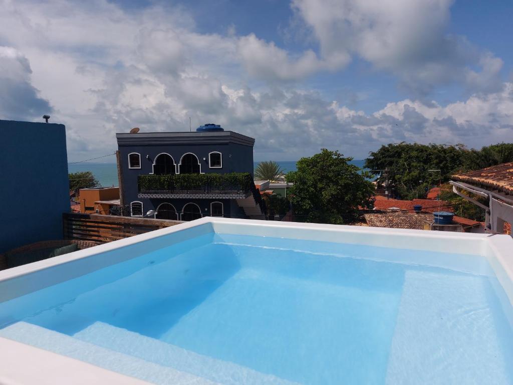 a swimming pool on the roof of a house at Casa Arara vista mar - Por Pipa Casas de Praia in Pipa
