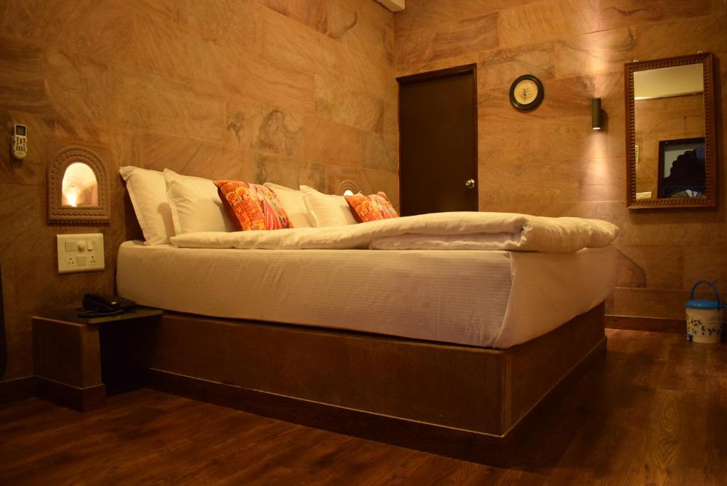 Letto o letti in una camera di Suraj Haveli