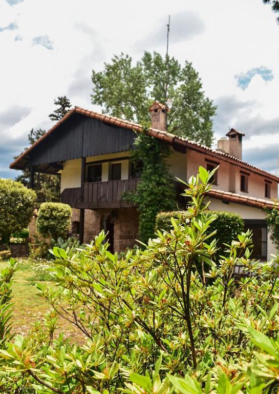 a house with a tree in front of it at La Domanda Hostería in Villa Berna