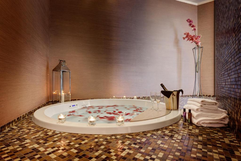 A bathroom at Dharma Luxury Hotel