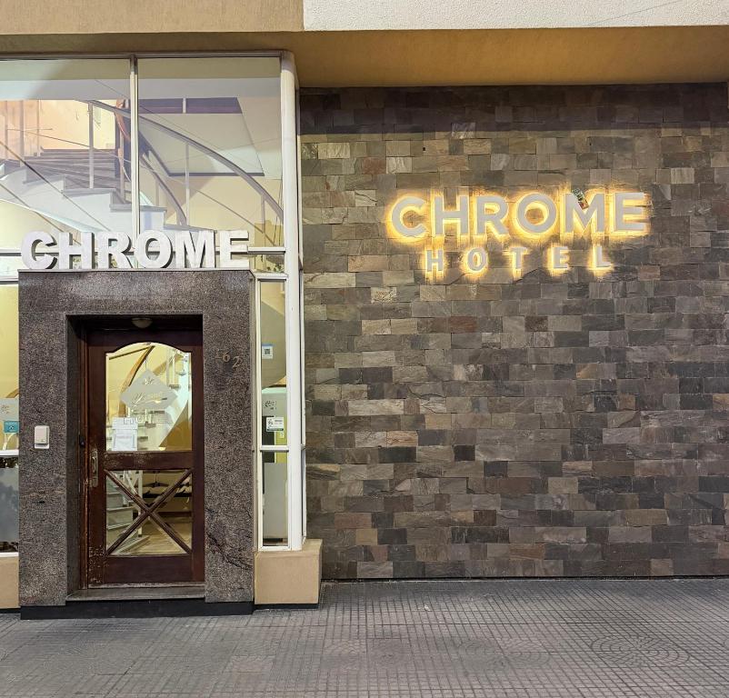 a store front with a sign that reads chino hotel at Chrome Hotel in Río Cuarto