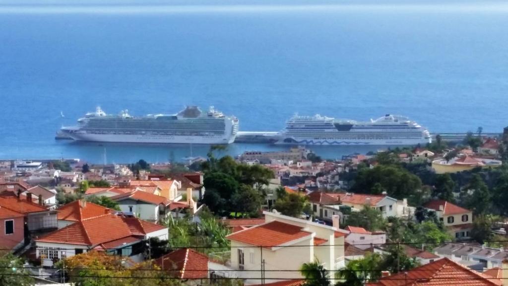 twee cruiseschepen zijn aangemeerd in het water bij Casa de Ferias dos Marmeleiros in Funchal