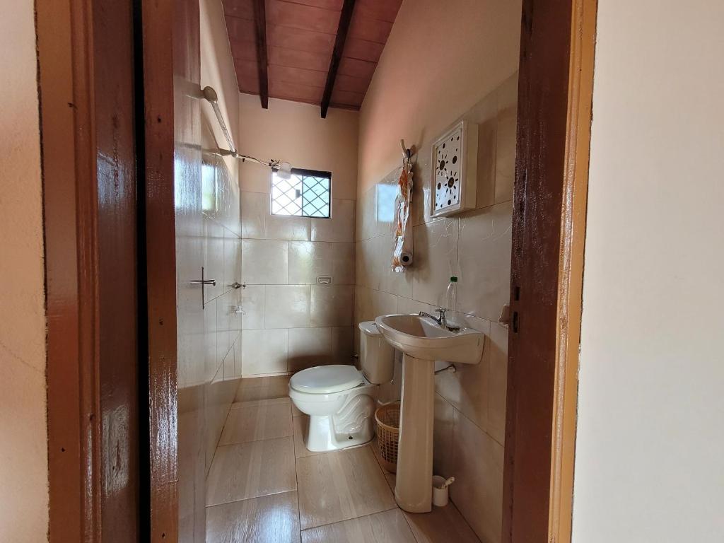 a bathroom with a toilet and a sink at Don Roque in Piribebuy