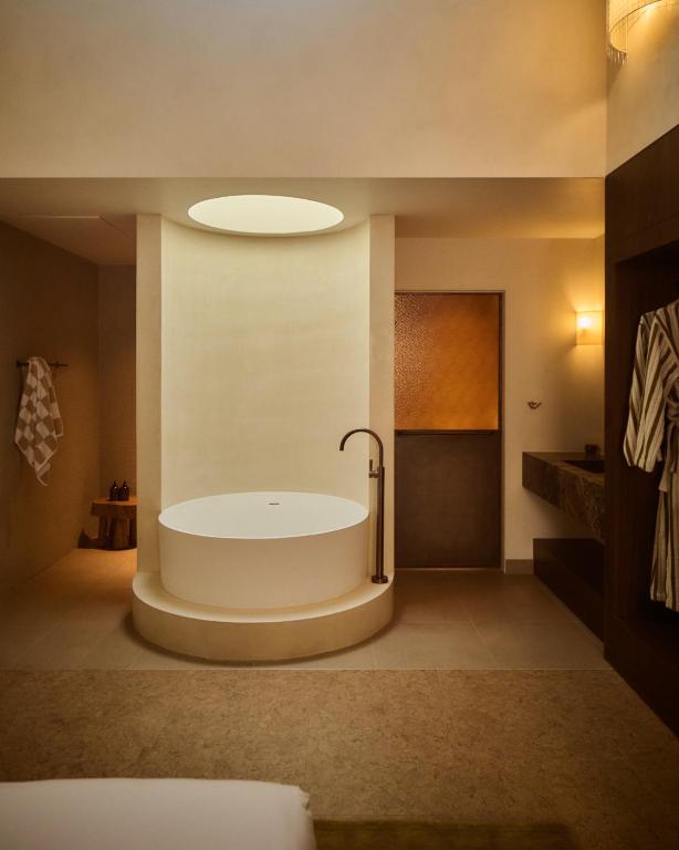 ein großes Badezimmer mit einer großen Badewanne in einem Zimmer in der Unterkunft Surf Hotel in Torquay