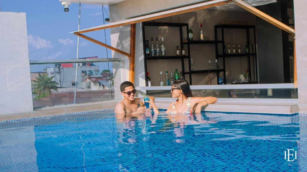 a man and a woman in a swimming pool at Hotel Europa in Iquitos