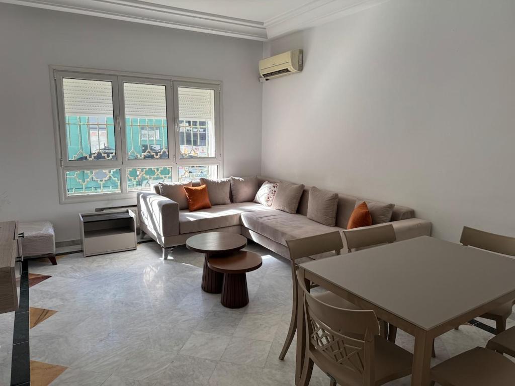a living room with a couch and a table at Résidence Tasnim Ennasr in Ariana