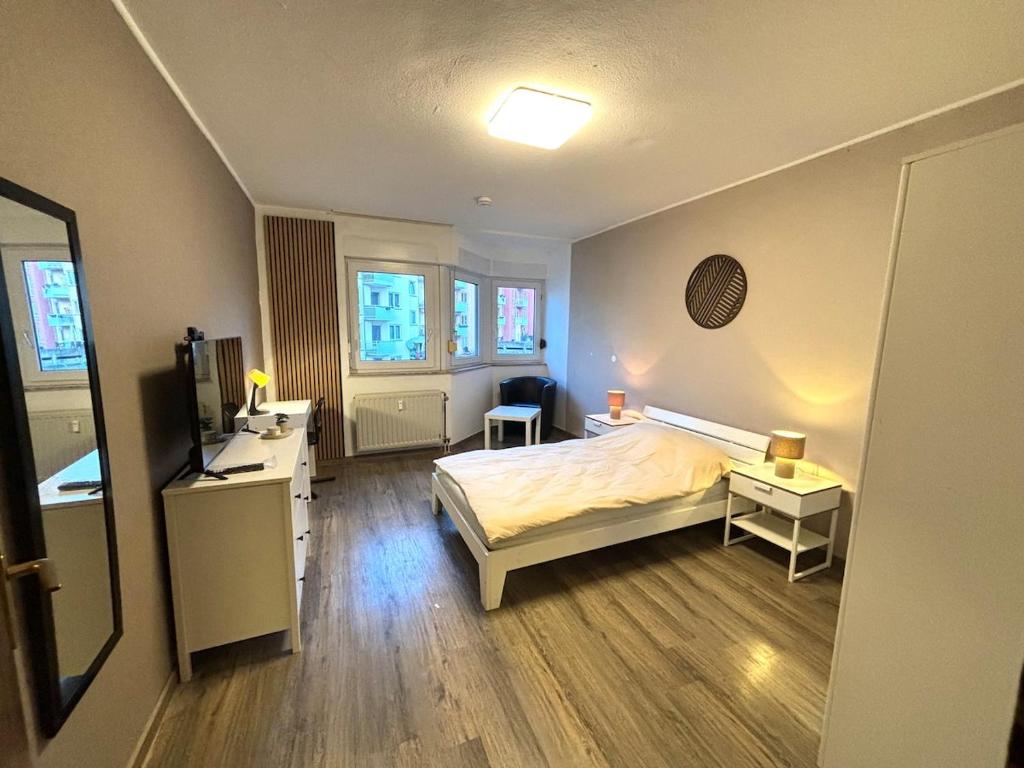 a bedroom with a bed and a desk in it at modernes gemütliches Apartment in Gießen
