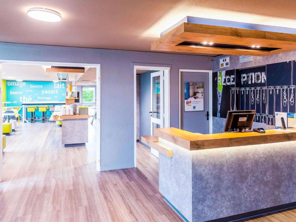 a view of a fast food restaurant with a counter at ibis budget Rennes Chantepie - Hôtel rénové in Chantepie