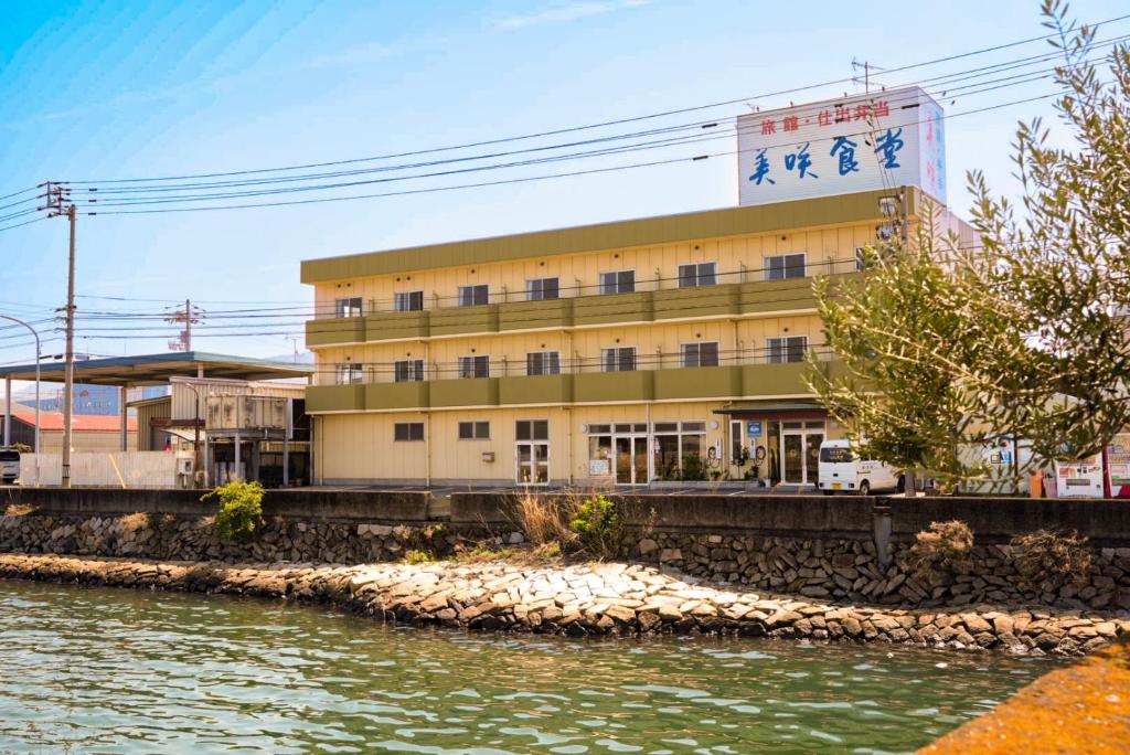 a building next to a body of water at 美咲旅館 in Sakaide