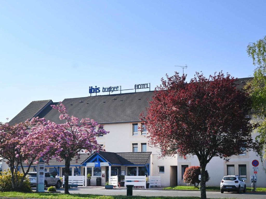 a building with a sign on the top of it at Hotel ibis Budget Laval in Bonchamp-lès-Laval