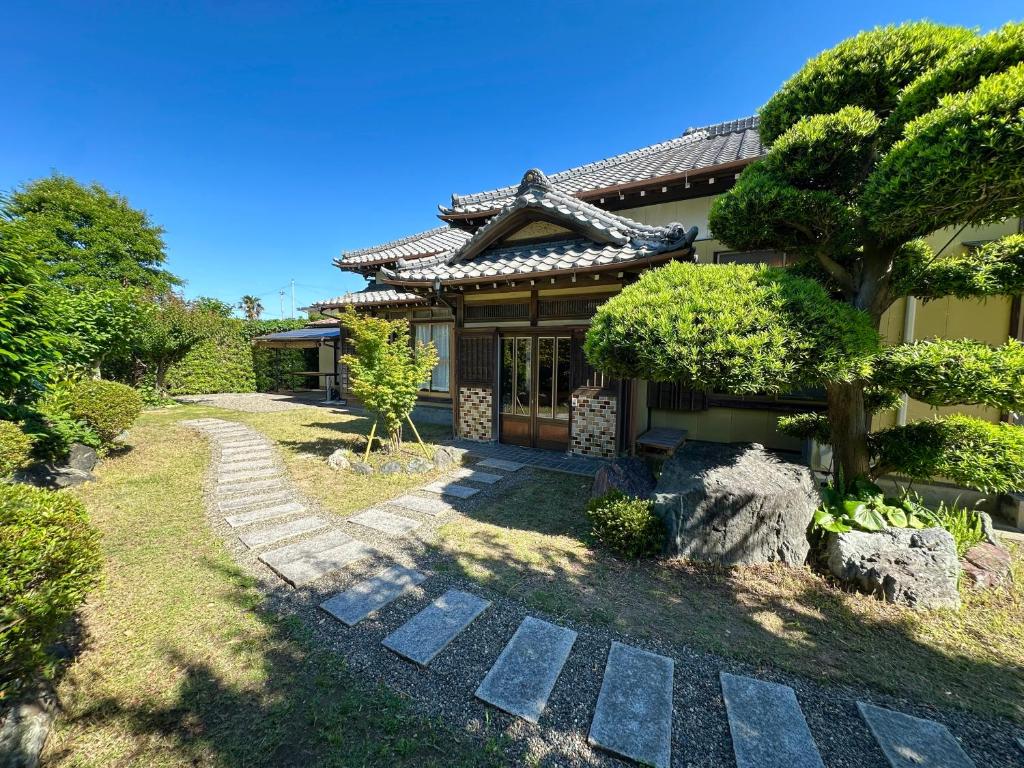 a house with a pathway leading to a building at 館山ガーデンヴィラ 宮城ハウス - 平屋一棟貸し 屋根付きBBQ ペットok in Tateyama