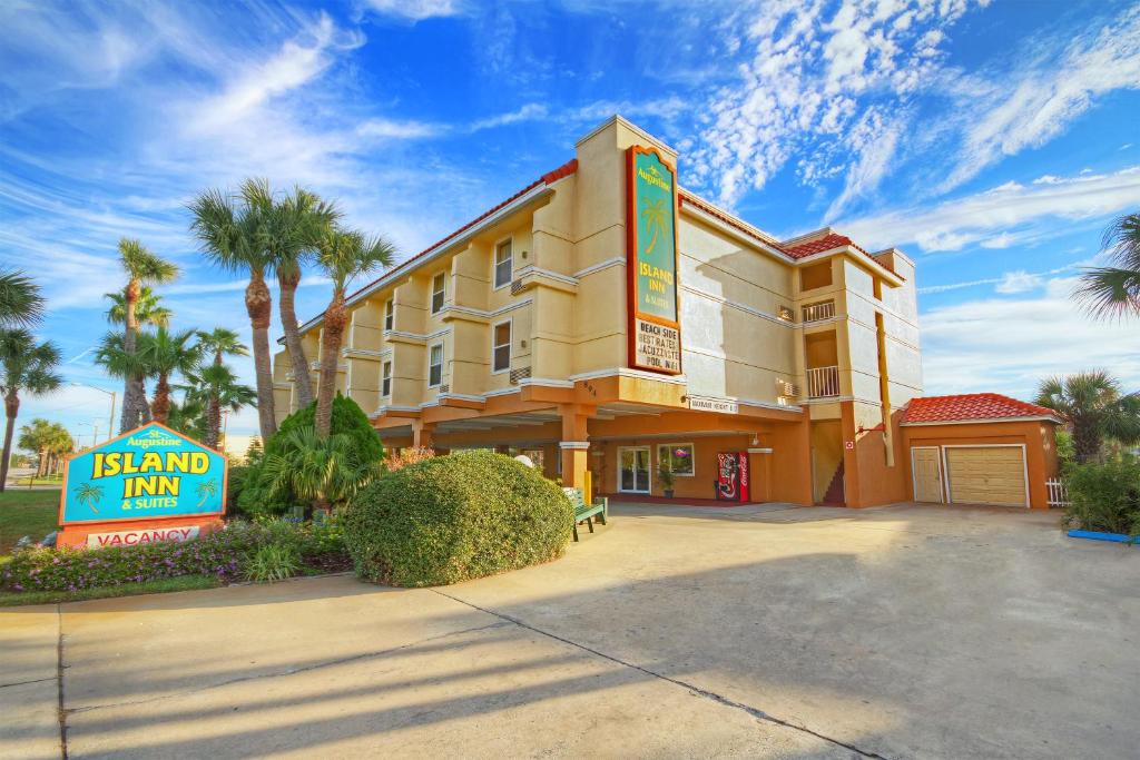 un edificio de hotel con un cartel delante en St. Augustine Island Inn, en St. Augustine Beach
