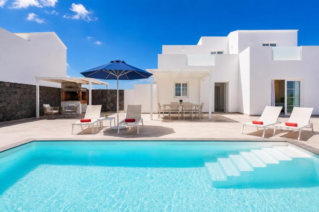 a villa with a swimming pool and a patio at Villa Yaiza Secret 2 in Yaiza