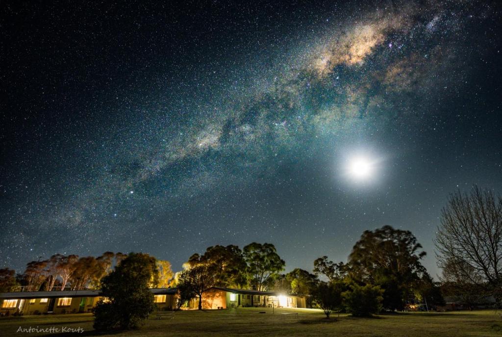 a starry night with the milky way at Warrumbungles Mountain Motel in Coonabarabran