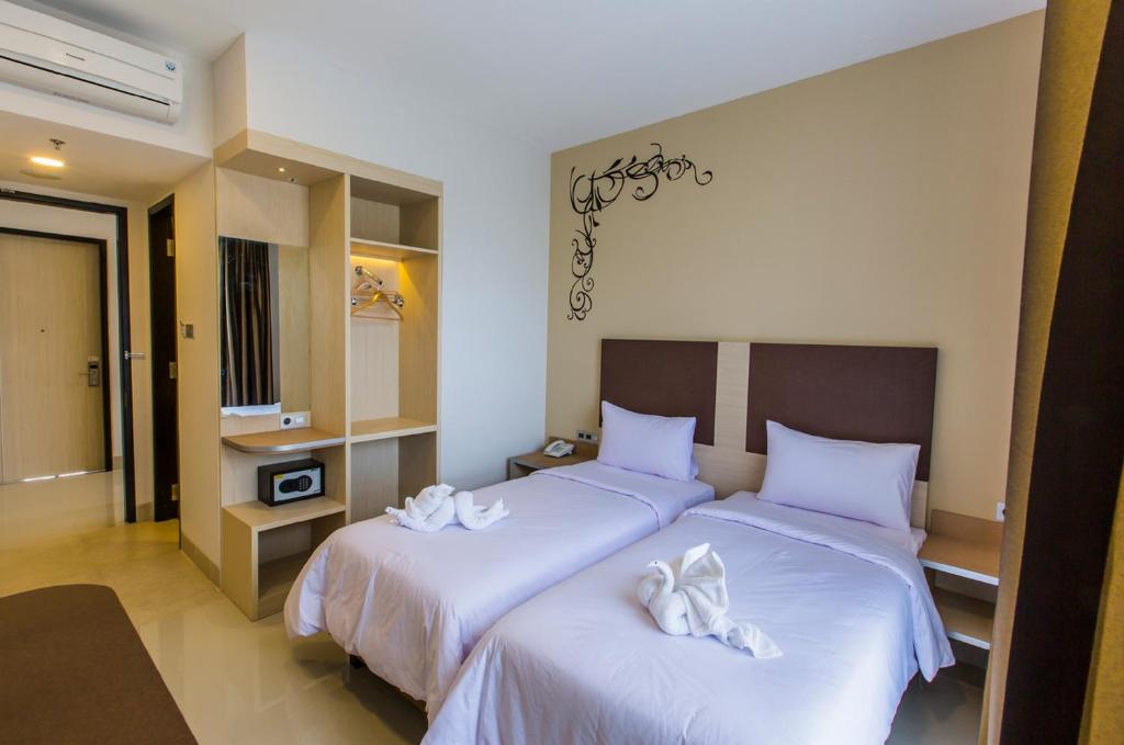 Rúm í herbergi á Sparks Odeon Sukabumi, ARTOTEL Curated