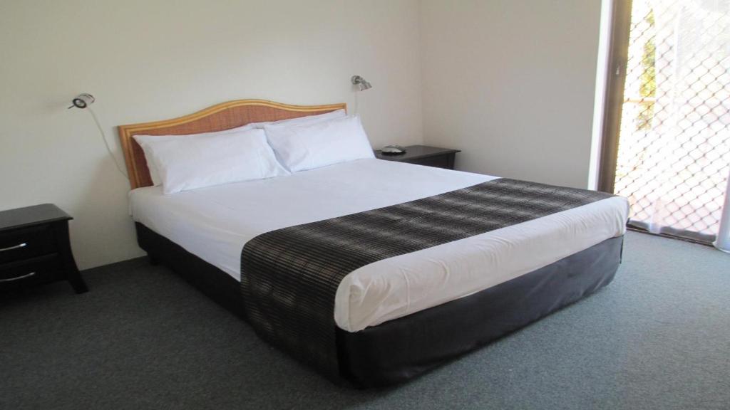 a bedroom with a large bed in a hotel room at Jadon Place Holiday Apartments in Gold Coast