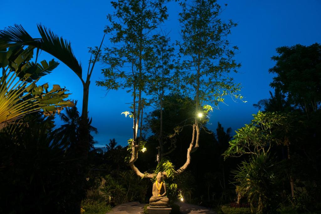 Un jardín fuera de Tirta Arum