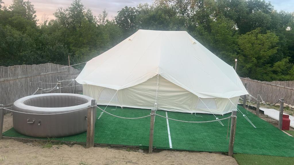 a white tent with a hot tub in a yard at Casa Alexia in Potoc