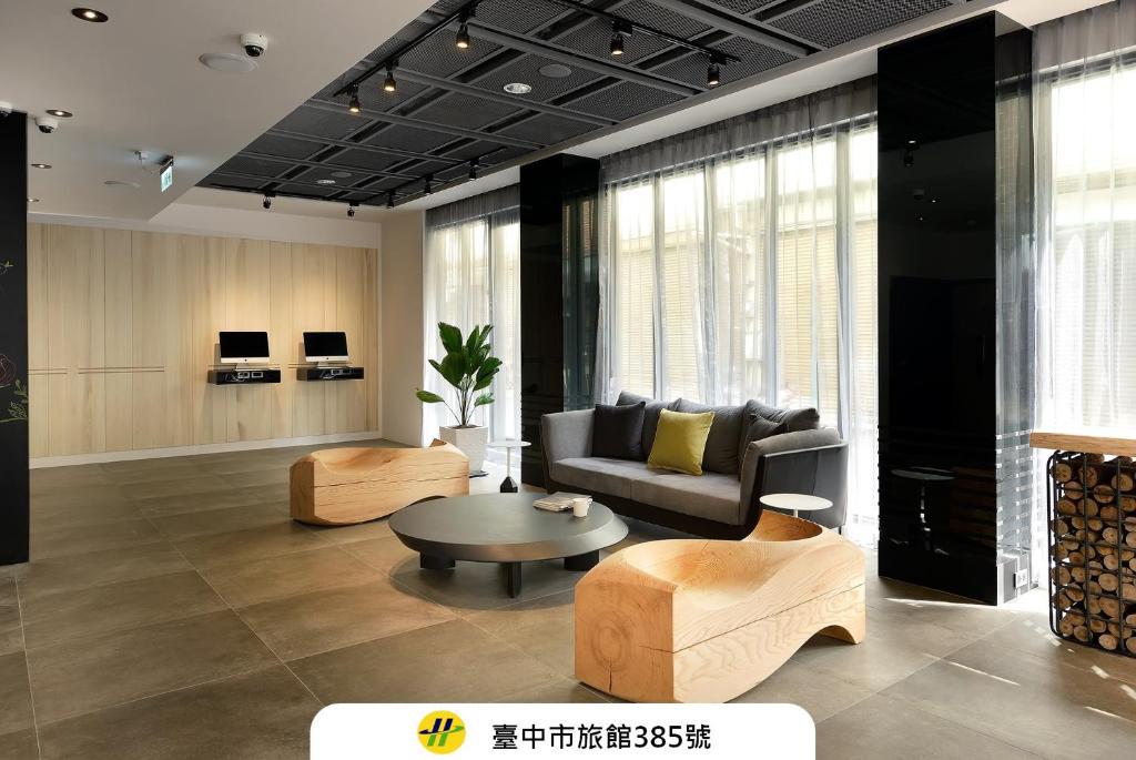 ein Wohnzimmer mit Sofa und Tisch in der Unterkunft Hommie Inn in Taichung