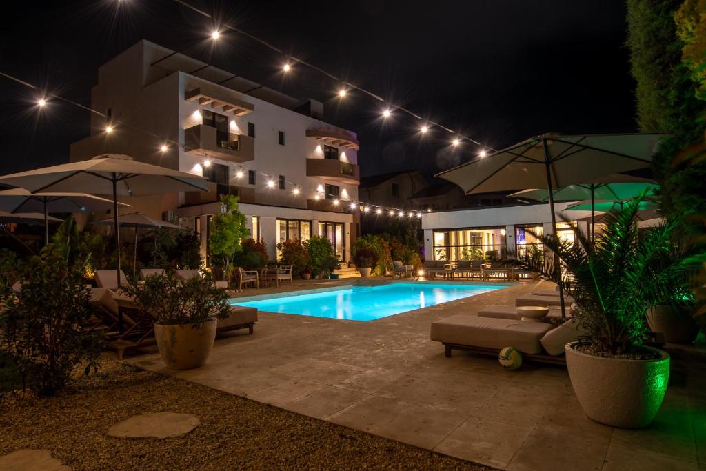 a house with a swimming pool at night at Mamaia Moments Villa, Mamaia Nord in Mamaia Sat/Năvodari