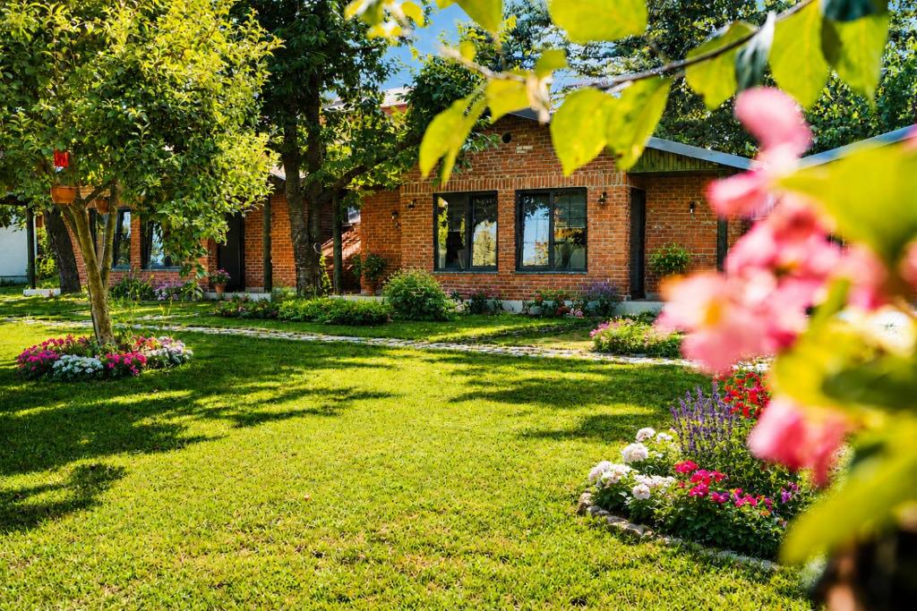 a house with a garden of flowers in front of it at Sapancaminihouse in Sapanca