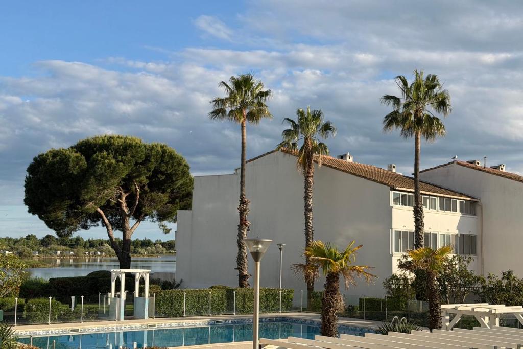 Terrasses du Lac vue lac piscine clim parking terrasse