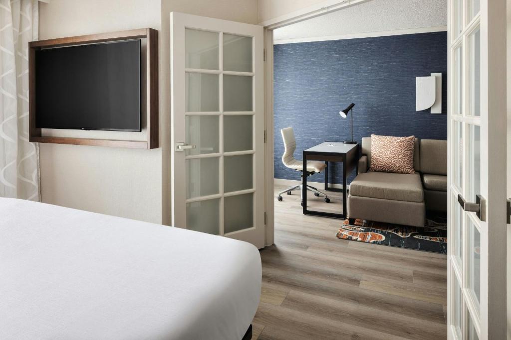 Chicago Marriott Suites Deerfield - Two Bedded King, 1 Bedroom Suite, 1 King Murphy