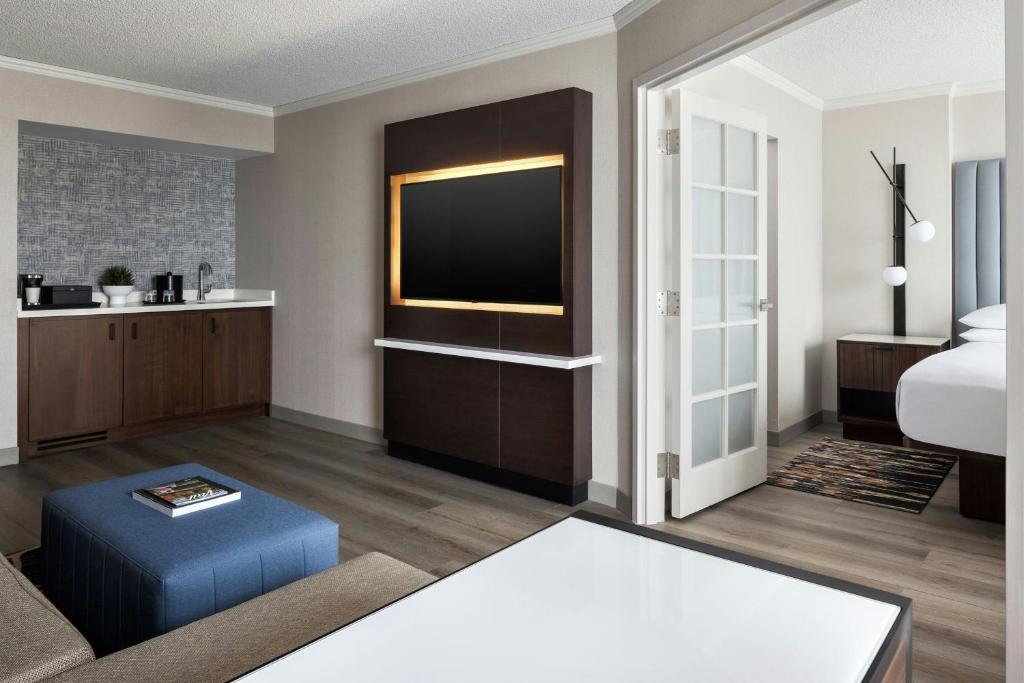 Chicago Marriott Suites Deerfield - One-Bedroom Conference King Suite