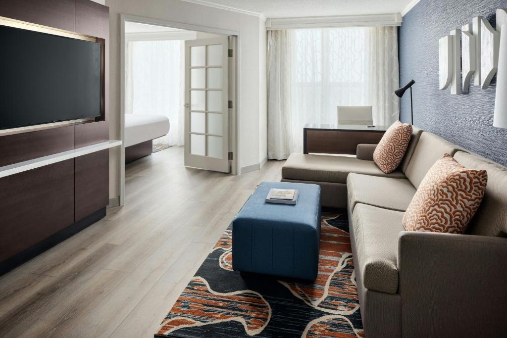 Chicago Marriott Suites Deerfield - One-Bedroom King Suite With Sofa Bed