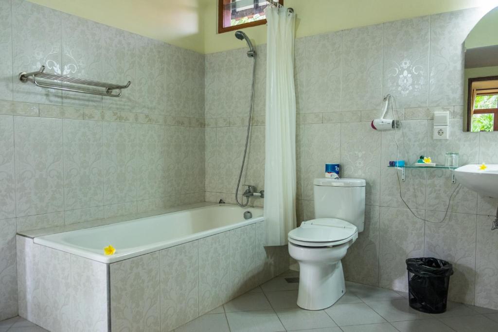 Koupelna v ubytování Taman Surgawi Resort & Spa