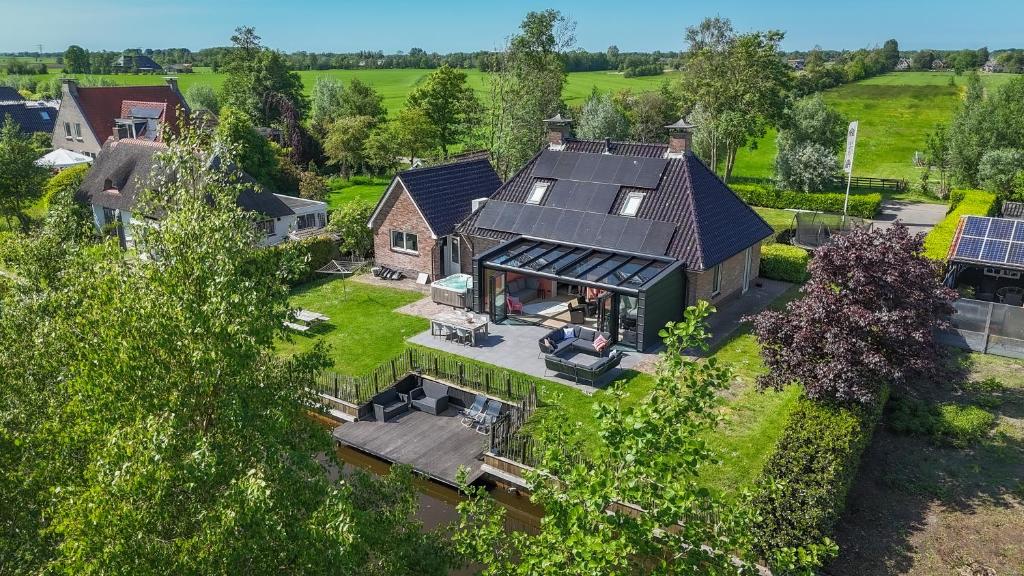 an overhead view of a house with a roof at Vakantiehuis 'Oan de Feart' in De Valom