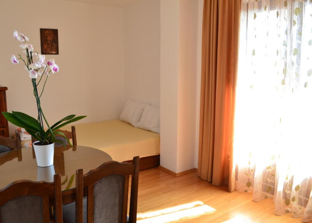 a room with a table and a bed and a window at Apartment Matea in Petrovac na Moru