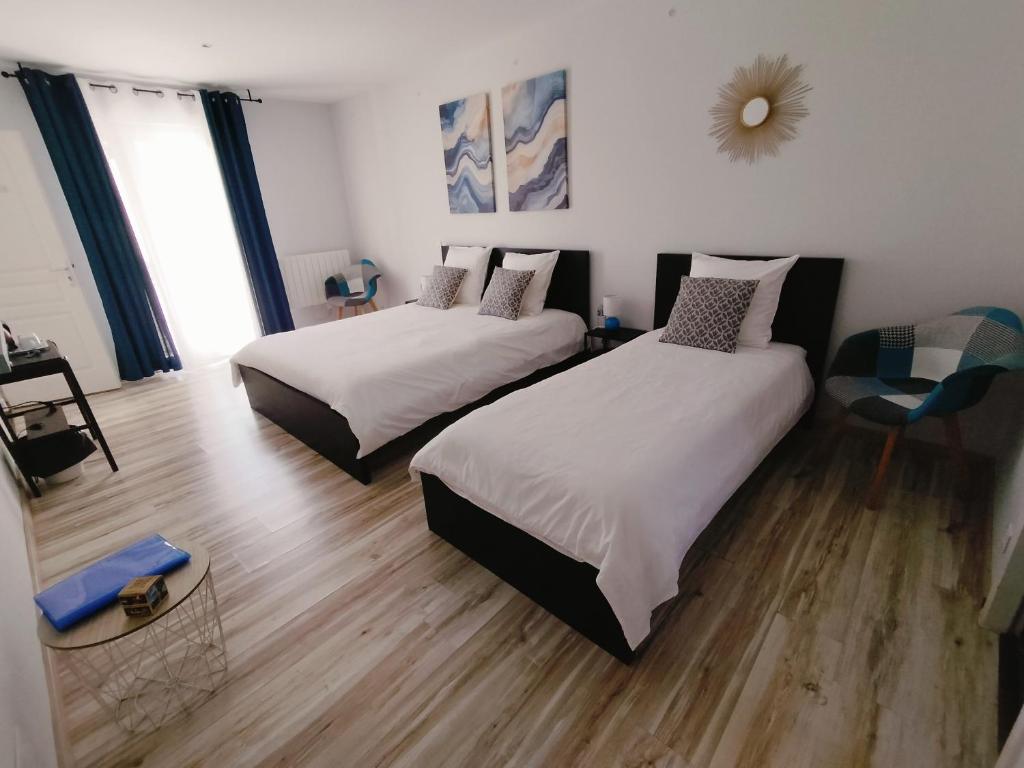 Au clocher - Habitación Triple Con Vistas A La Piscina