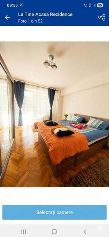 a bedroom with a large bed in a room at La Tine Acasă Rezidence in Oradea