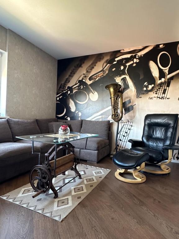 a living room with a couch and a table at Apartament Birutes 22 in Klaipėda