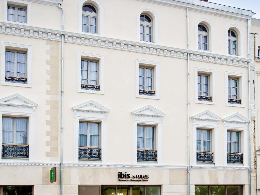 a large white building with a lot of windows at ibis Styles Chalons en Champagne Centre in Chalons en Champagne
