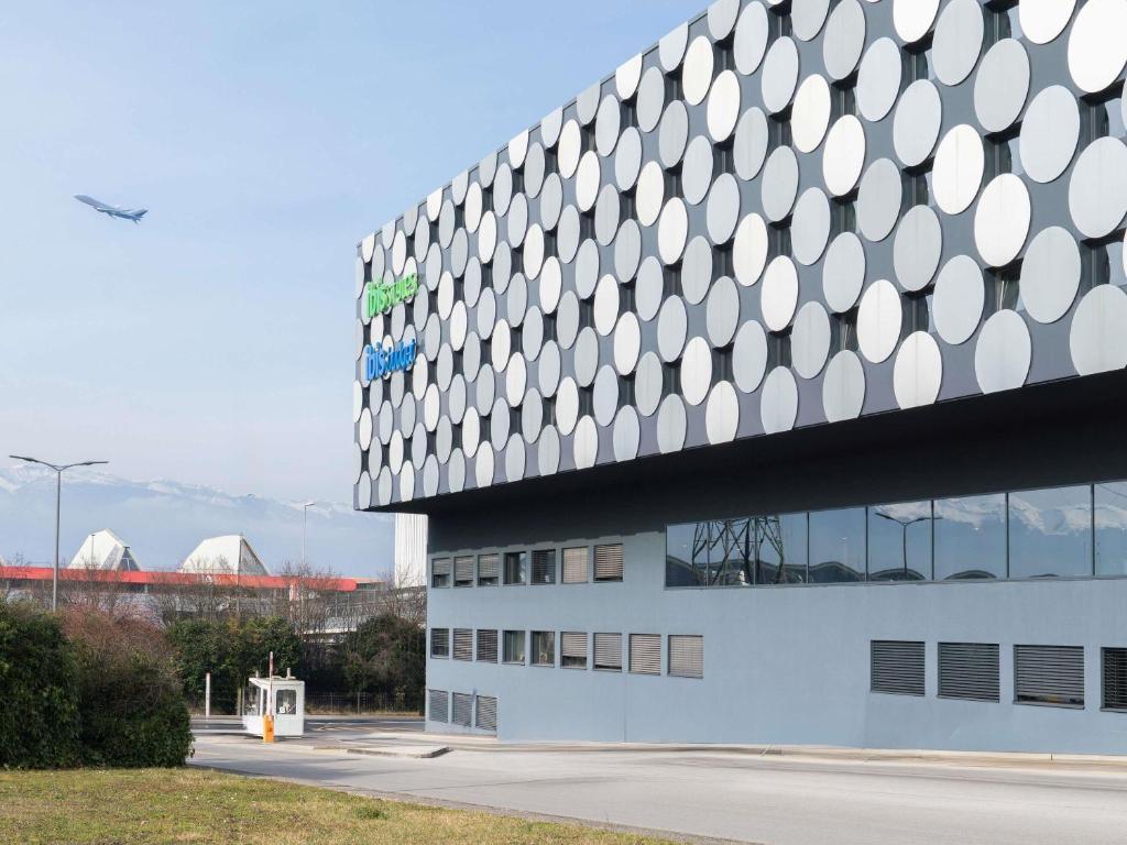 a building with a checkered pattern on the side at ibis budget Geneve Palexpo Aeroport in Geneva