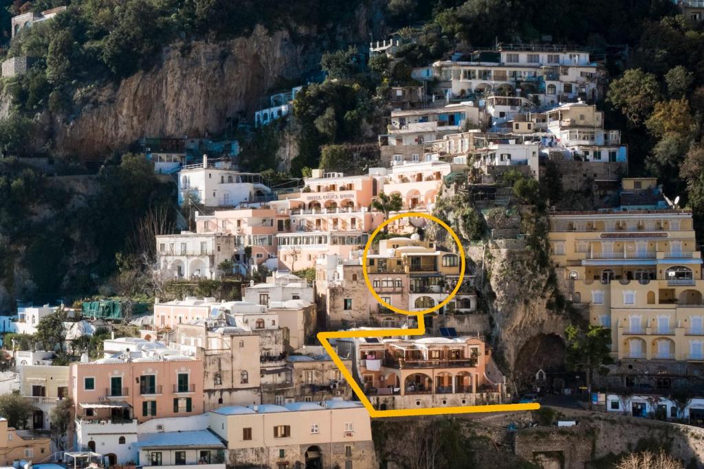 una vista aérea de un pueblo en una montaña en Casa Valentina, en Positano