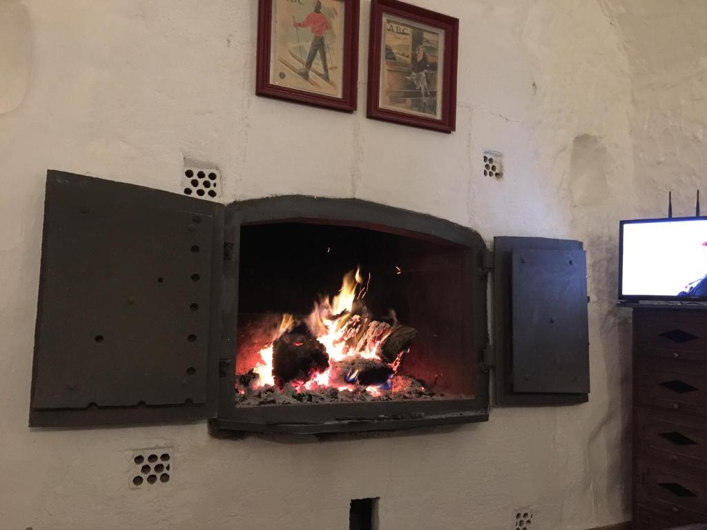 TV a/nebo společenská místnost v ubytování Casas Cueva y Cortijo La Tala en Guadix