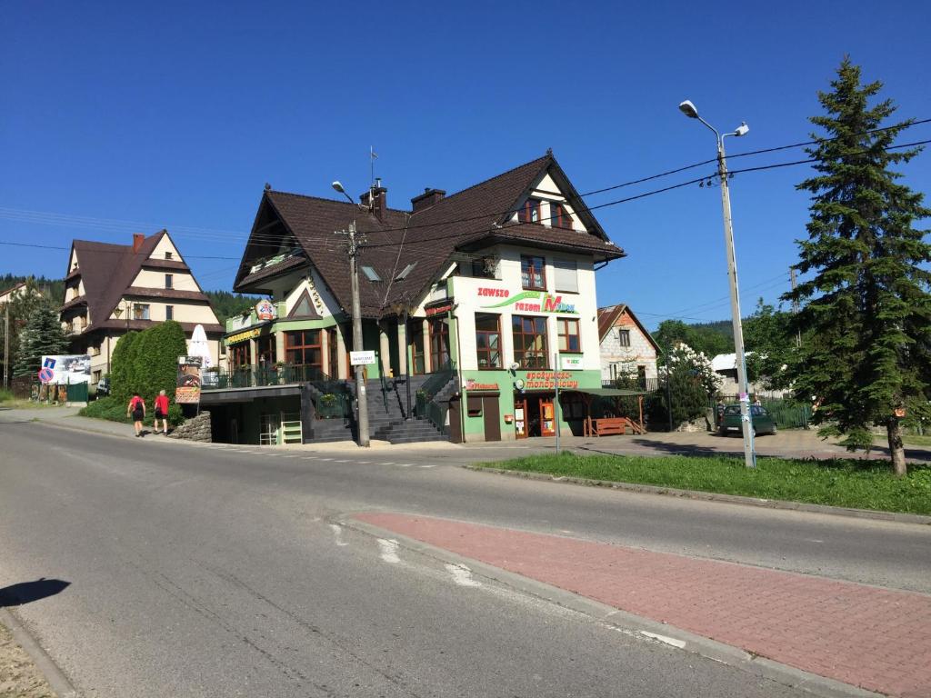 ein Gebäude an der Straßenseite in der Unterkunft Mylak in Korbielów