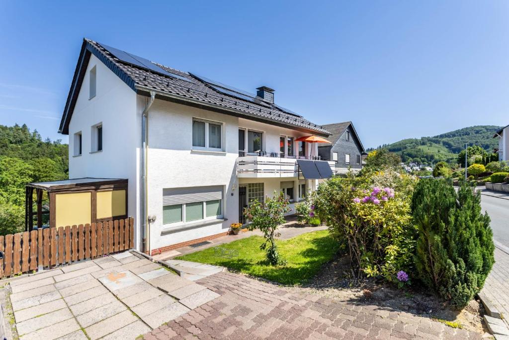 an image of a house with a driveway at Gierske Ferienwohnung in Olsberg