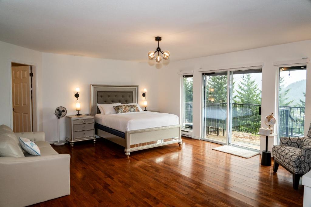 a bedroom with a bed and a living room at Mountain Retreat Hope in Hope