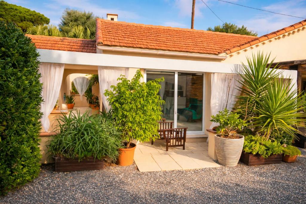 Studio 20m2- Rêve d'Azur- Plage de la Nartelle - Arrivée 17h-20h maximum - séjour au calme Caution 100E